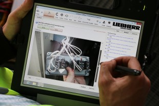 El Liebherr Troubleshoot Advisor incorpora más de 5,000 acciones de solución de problemas para la mejora de la disponibilidad de las máquinas.
