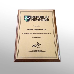 Auszeichnung der Ingenieurschule Republic Polytechnic für Liebherr-Aerospace Singapore