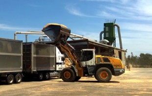 The Liebherr L 550 with high-dump bucket at operation in Dormit’s production plant. Its cooling system is particularly designed for dusty environments and well suited for the timber industry.