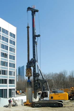 With the Liebherr LB 36 rotary drilling rig all common drilling methods can be executed, e.g. Kelly drilling, continuous flight auger drilling, drilling with partial or full displacement tools, double rotary drilling and soil mixing.