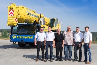 From left to right: Christoph Kleiner (Liebherr-Werk Ehingen), Karl Engeser, Karl Engeser sen., Peter Kummer (alle ESB Kranverleih), Joachim Sommer, Johannes Metzger (beide Liebherr-Werk Ehingen)