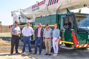 From left to right: Neville Wright (Marlboro Crane Hire (Pty) Ltd), Roelof Wallace, Frank Pfister (both Liebherr-Africa (Pty) Ltd), Oliver Dalais, Kathleen Machado (both Marlboro Crane Hire (Pty) Ltd)