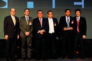 The managers of Liebherr Chile SpA receive the Aprimin award.