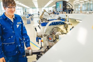 Marius Haisch, Auszubildender zum Mechatroniker bei Liebherr, an einer Drehmaschine