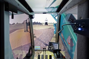 The simulation conveys a realistic driving feeling and illustrates the reactions of the Liebherr duty cycle crawler crane in real time.
