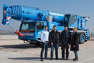 From left to right: Johannes Metzger (Liebherr-Werk Ehingen GmbH), Stefan Zimmermann, Stefan Güdemann, Birgit Zimmermann (all from Zimmermann Autokrane GmbH & Co. KG)