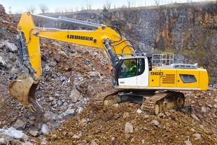 The Liebherr R 960 SME crawler excavator is adapted for the difficult working conditions encountered in the quarry