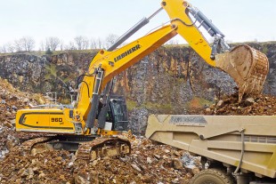 The Liebherr R 960 SME crawler excavator is used by Cemlapis Warstein GmbH & Co. KG to load 50t dump trucks in the quarry