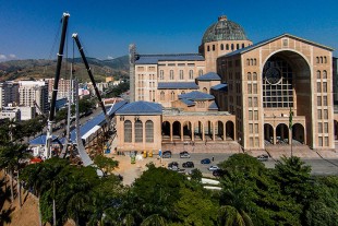 With three anchorage points, the metallic structure was assembled in less than two hours