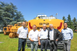 De gauche à droite: Olivier De Filippo (Liebherr-France SAS), Franz Wieser (Karl Wieser OHG), Karl Wieser (Karl Wieser OHG), Martin Schickel (Liebherr-France SAS) et Alessandro Giovannone (Liebherr-EMtec Italia S.p.A.)