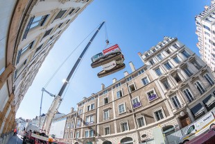 K tomuto náročnému úkoly byly zapotřebí dva mobilní jeřáby Liebherr s maximální nosností 1.200 t.