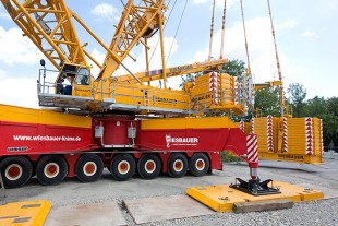 Gewaltiger Ballast: Kontergewichte von insgesamt 530 Tonnen sind aufgelegt.