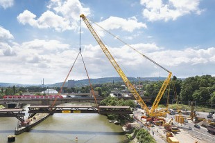 Losgelöst: Die 40 Jahre alte Brücke am Haken des Liebherr LG1750.