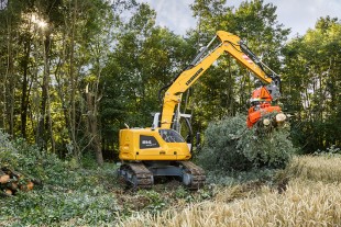 Pásové rypadlo Liebherr R 914 Compact v provozu s drapákovou pilou Woodcracker CS580