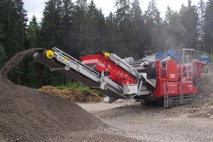 The electric travel drive FAT 325 prooves itself in operation in challenging conditions in a SBM mobile crushing plant.