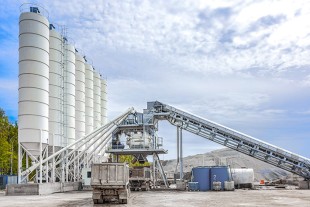 Leistungsstarke Liebherr Betonmischanlage bei der Erweiterung des Moskauer Flughafens Domodedovo im Einsatz.
