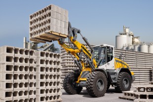 The Liebherr L 526 all-round wheel loader appeals with its high levels of productivity in all applications.