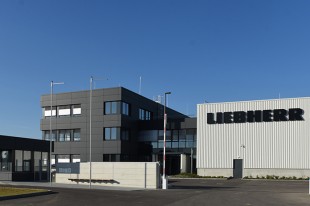 Стартиране на ново предприятие на Liebherr: от юли 2016 г. Liebherr произвежда в своето ново предприятие в Дегендорф микропрецизионни части и инжектори за системи Common-Rail.