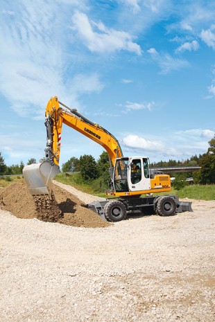 The A 904 C wheeled excavator was designed for maximum productivity.