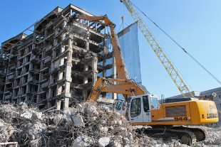 Timpul de execuție pentru demolarea clădirii este de trei luni, incluzând lucrările de concasare și demolare fundații