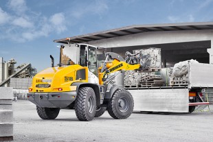 La pala cargadora estéreo L 518 es un nuevo modelo en la gama de las palas cargadoras de Liebherr. Gracias a su ejecución robusta, puede encargarse de trabajos industriales exigentes.