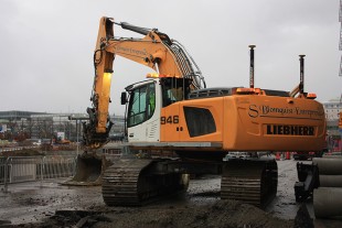 With various tools and a tilt rotator, the Liebherr R 946 crawler excavator is a versatile machine on the building site.
