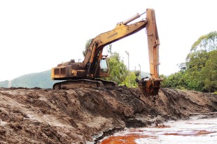 Caçamba menor, de 1,65m³ com furos e contrapeso adicional deram mais estabilidade e segurança à operação