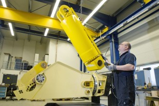 Cylinder assembly in the scrap shears at Genesis GmbH in Memmingen (Germany)