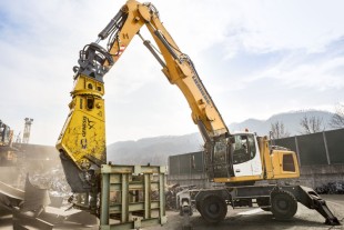 The Genesis scrap shears in operation at AOM ROTTAMI S.p.A.