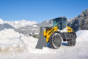 Cupă din materiale ușoare, lanțuri de zăpadă și dispozitiv de împrăștiere a materialului antiderapant în partea din spate – noul Liebherr Stereoloader® L 514 este un utilaj versatil de uz general, pentru efectuarea sarcinilor specifice anotimpului de iarnă