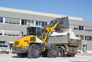 Noul Stereoloader® L 518 încarcă zăpadă într-un camion.