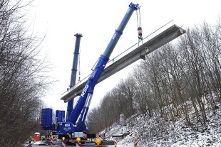 The new LTM 1450-8.1 dismantles a pedestrian bridge in Ulm together with a 500-tonne mobile crane