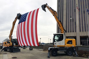 Two Liebherr 918 Litronic Mobile <a href='http://product.global-ce.com/crawler_excavator/' target='_blank' style='color:blue;'>Excavator</a>s supported the American flag at the race finish line