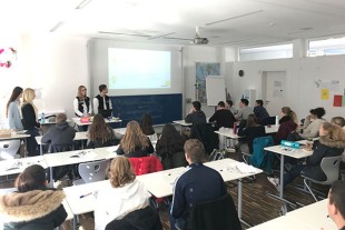 Ask Liebherr: School students at the Memmingen Realschule gain insights into everyday working life from Liebherr trainees.