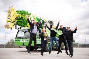 From left to right: Marc Bollinger (Liebherr-Baumaschinen AG), Angela Hess-Christen (Christen Holding AG), Christian Betschart, Adrian Christen (Christen Logistik AG), Thomas Fanger (Liebherr-Baumaschinen AG).