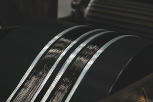 By tailoring its rigidity, strength and density, the material can be individually adjusted to a wide variety of requirement profiles.