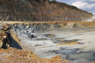 Vue panoramique de la Liebherr R 9200 E à la mine Lausitzer Grauwacke (Eurovia), Allemagne