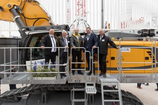From right to left : Peder Karlsson (Liebherr-Sverige AB), Martin Schickel (Liebherr-France SAS), Patrick Snells (Snells Entreprenad AB), Jörg Miethke (Liebherr-Sverige AB), Thierry Rebert (Liebherr-France SAS).
