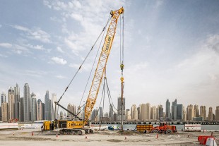 Vor der Skyline Dubais entsteht am Persischen Golf ein neuer Hafen.