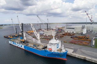 Thanks to the direct sea connection the new LHM 800 was shipped fully assembled by