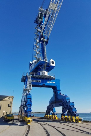 A special curve running gear enables the crane to travel through a 90 degree curve with an inner curve radius of 90 metres