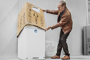 Entwickler Wilfried King packt im Entwicklerzentrum der Liebherr-Hausgeräte GmbH den wiederentdeckten KT 1580-Solar aus.