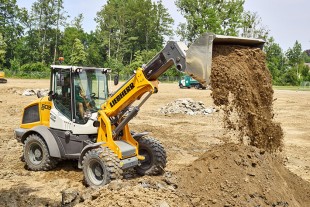 The new Liebherr L 509 telescopic wheel loader as an all-rounder for landscaping.