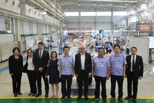 The Deputy German Ambassador to China, Johannes Regenbrecht (4th from right) with his delegation and representatives of LAMC, LLA as well as Liebherr.