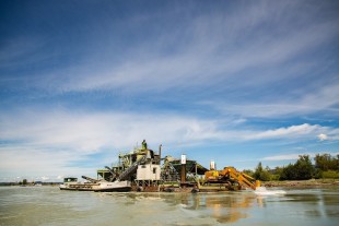 Der Raupenbagger R 944 im Einsatz auf der Neptun, dem schwimmenden Kieswerk der Zech Kies GmbH