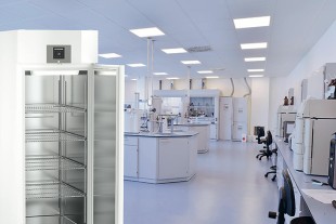 The US company Moderna has announced that its vaccine mRNA-1273 can be stored longterm at -20 degrees Celsius. Liebherr's laboratory freezers are designed for this purpose and can be adapted to individual temperature and safety requirements