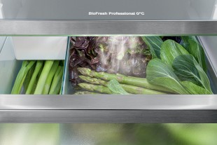 Constantly fresh vegetables – the HydroBreeze function covers fruit and vegetables in the BioFresh Professional safe with a cold mist. Produce stays fresh and crispy for longer with a Liebherr.
