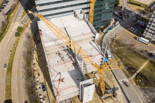 Aerial view of the LR 1300.1 SX after placing concrete wall panels weighing between 50,000 to 90,000 lbs. to construct the new CHKD Mental Healthcare facility parking garage