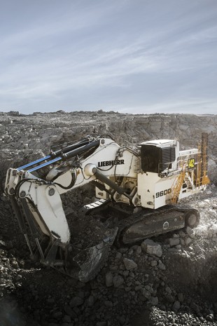 The R 9600 excavator is equipped with Liebherr Power Efficiency, Assistance Systems, and Bucket Filling Assistant.