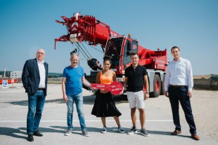 Crane handover in Ehingen (from left to right): Wolfgang Sailer (Liebherr-Werk Ehingen GmbH), Alexander Krapf, Jasmin Klein, Sandro Leitl (all from the Leitl Group), Florian Maier (Liebherr-Werk Ehingen GmbH).